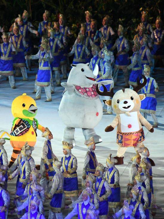 18일 인도네시아 자카르타 겔로라 붕 카르노 경기장에서 열린 2018 자카르타-팔렘방 아시안게임 개막식에서 마스코트가 입장하고 있다.