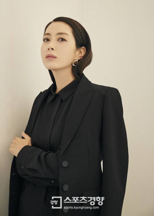 배우 송윤아 패션 화보. 사진 마리끌레르