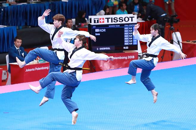 19일(현지시간) 인도네시아 자카르타 컨벤션센터에서 열린 2018 자카르타-팔렘방 아시안게임 태권도 품새 경기 여자 단체 결승전에서 곽여원, 최동아, 박재은이 경연하고 있다. 연합뉴스