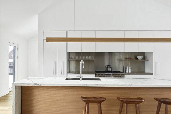 개방형 주방은 화이트 수납장과 참나무 바닥으로 멋을 냈다. /ⓒShai Gil