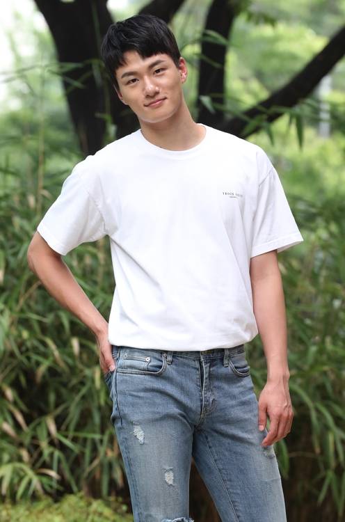 포즈 취하는 신승호 (서울=연합뉴스) 강민지 기자 = 웹드라마 '에이틴'에 출연한 배우 신승호가 지난 20일 오후 서울 종로구 수송동 연합뉴스에서 진행된 인터뷰에 앞서 포즈를 취하고 있다. 2018.8.21      mjkang@yna.co.kr