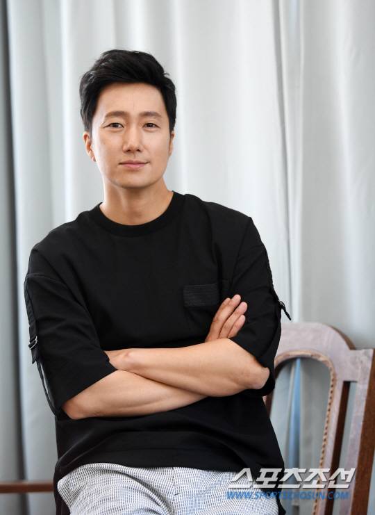 영화 '상류사회'의 배우 박해일이 22일 서울 삼청동의 한 카페에서 진행된 라운드 인터뷰에 앞서 포즈를 취했다. '상류사회'는 각자의 욕망으로 얼룩진 부부가 아름답고도 추악한 상류사회로 들어가기 위해 모든 것을 내던지면서 벌어지는 이야기를 담은 작품이다. 박해일, 수애, 윤제문, 라미란, 이진욱, 김규선, 한주영, 김강우 등이 가세했고 '오감도' '주홍글씨' '인터뷰'를 연출한 변혁 감독이 메가폰을 잡았다. 허상욱 기자 wook@sportschosun.com/2018.08.22/