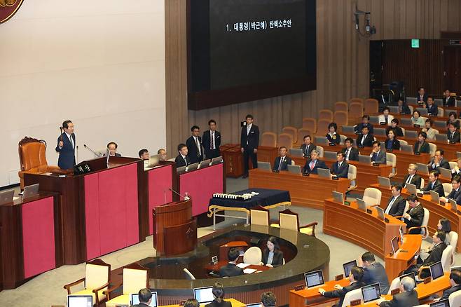 2016년 12월9일 정세균 당시 국회의장이 국회 본회의에서 박근혜 대통령 탄핵소추안 가결을 선포하고 있다. 공동취재사진