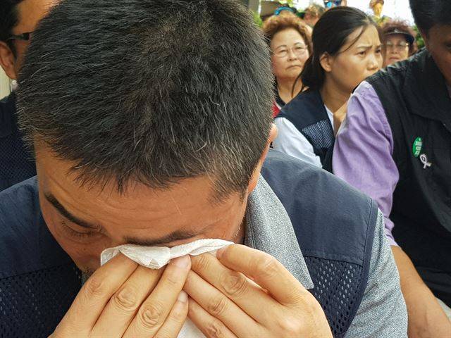 징계로 인한 정신적 고통에 대한 산재 심사를 앞둔 문석호씨가 8일 근로복지공단 서울남부지사 앞에서 눈물을 훔치고 있다. 근로복지공단은 문씨의 정신적 고통을 업무상재해로 인정했다. 홍인택 기자