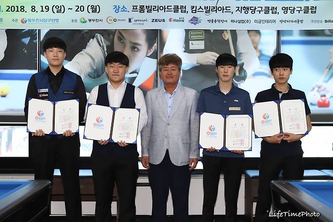 ‘동두천연맹회장배 제29회 경기도 3쿠션 토너먼트 챌린저’ 학생 고등부 입상자들. 왼쪽부터 준우승 박형빈(수원 매탄고), 우승 김도헌(수원 매탄고), 동두천시당구연맹 이성선 회장, 공동 3위 강은준(김포 통진고), 김현석(수원 수성방통고).(사진=경기도당구연맹함상준행정총괄국장)