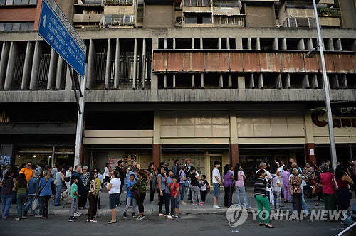 규모 7.3 강진에 밖으로 뛰쳐나온 카라카스 시민들 (카라카스 AFP=연합뉴스) 베네수엘라 북동부 수크레 주 이라파 시에서 남서쪽으로 22㎞ 떨어진 지점에서 21일(현지시간) 규모 7.3 강진이 발생한 직후 진앙에서 서쪽으로 400㎞ 떨어진 수도 카라카스에서도 진동이 감지되자 시민들이 건물 밖으로 나와 웅성거리고 있다.    ymarshal@yna.co.kr  (끝)