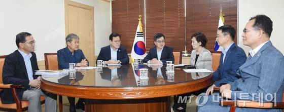 김동연 경제부총리 겸 기획재정부 장관이 23일 오후 서울 종로구 정부서울청사에서 최근 주택시장 동향 관련 경제현안간담회를 주재하고 있다. 왼쪽부터 이찬우 기재부 차관보, 김수현 청와대 사회수석, 최종구 금융위원장, 김동연 부총리, 김현미 국토교통부 장관, 이은항 국세청 차장, 고형권 기재부 차관. (기획재정부 제공) 2018.8.23/뉴스1 <저작권자 © 뉴스1코리아, 무단전재 및 재배포 금지>