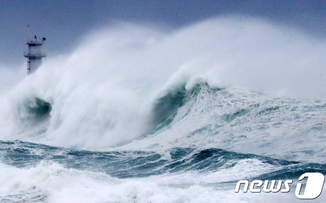 제19호 태풍 '솔릭'의 위치가 변하며 피해가 잇따르자 서울시도 바짝 긴장하고 있다. 역대 태풍 피해사례를 보면 서울도 안전한 위치가 아니다. 사진은 제주 서귀포시 남원읍 해안. /사진=뉴스1