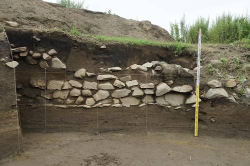 성벽 안쪽 출토 모습. [동북아역사재단 제공]