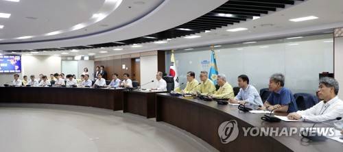 문 대통령, 태풍 '솔릭' 대비 긴급회의 주재 (서울=연합뉴스) 문재인 대통령이 23일 오전 청와대 국가위기관리센터 상황실에서 열린 제19호 태풍 '솔릭' 대처 상황 점검회의에서 전국 시도지사를 비롯한 관계 부처 장관들과 화상을 통해 회의를 하고 있다.  [청와대 제공]    scoop@yna.co.kr  (끝)