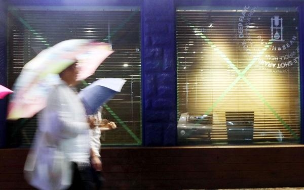 제19호 태풍 ‘솔릭’의 영향권에 들어선 23일 오후 서울 중구의 한 카페 유리창에 파손을 막기 위한 테이프가 붙여져 있다./ 뉴시스
