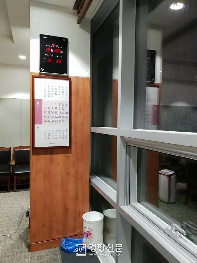 송귀근 전남 고흥군수가 지난 23일 오후 11시5분 자신의 SNS에 군수실 창문으로 비가 새는 모습의 사진을 직접  찍어 올렸다. 군수실 창틀 밑에 빗물을 받는 양동이가 놓여있다.  │송귀근 고흥군수 페이스북