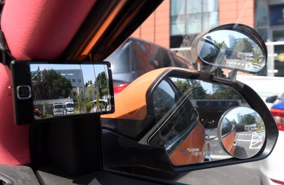 승객이 내릴 때 안전을 생각해 사각지대를 없애는 볼록거울을 3개나 설치했다.