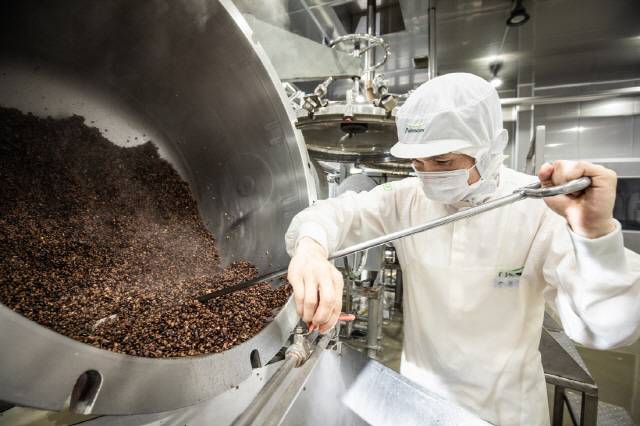 풀무원이 지난 7월 충북 괴산군에 설립한 국내 최대 나또 공장에서 직원이 나또를 제조하고 있다. /사진제공=풀무원