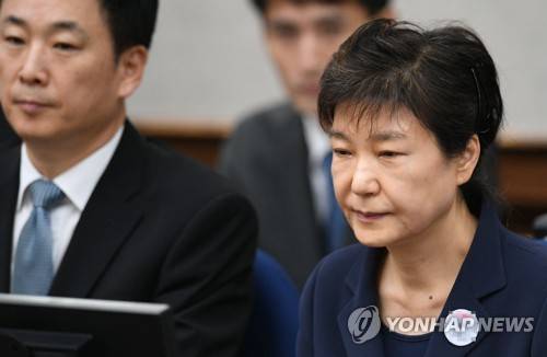 재판 받는 박근혜 전 대통령 (서울 사진공동취재단=연합뉴스) 삼성 등 대기업에서 뇌물을 받은 혐의 등으로 구속기소 된 박근혜 전 대통령이 2017년 5월 23일 오전 서울중앙지법 417호 법정에 출석하고 있다. 2017.5.23      xyz@yna.co.kr  (끝)