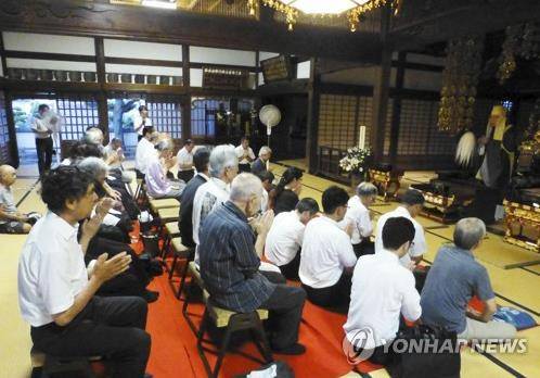 日 도쿄 사찰 유텐지서 강제징용 조선인 유골 추도 집회 (도쿄 교도=연합뉴스) 24일 일본 도쿄(東京) 메구로(目黑)구의 사찰 유텐지(祐天寺)에서 일본강점기 강제로 일본 땅에 끌려와 숨진 한반도 출신자의 유골에 대한 추도식이 열리고 있다. 2018.8.24      bkkim@yna.co.kr