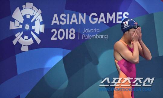24일 오후 인도네시아 자카르타의 겔로라 붕 카르노(GBK) 수영장에서 '2018 자카르타-팔렘방 아시안게임' 여자 혼영 200m 결승 경기가 열렸다. 대회 신기록으로 금메달을 차지한 김서영이 눈물을 흘리고 있다.  자카르타(인도네시아)=김경민 기자 kyungmin@sportschosun.com /2018.08.24/