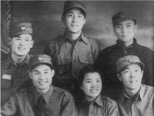 한국전쟁 당시 제주도 육군&nbsp;제1훈련소에서 활동했던 군예대 멤버들.&nbsp;앞줄 오른쪽부터 시계 방향으로 고화성, 금사향, 남인수, 이수동, 구봉서, 현역이던 해군상사. 사진=서귀포 시청 제공&nbsp;