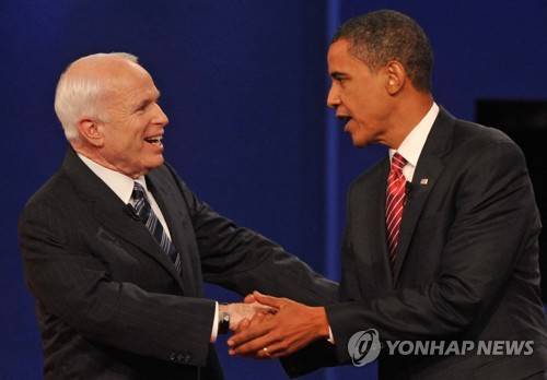 2008년 미국 대선 기간 공화당 후보였던 메케인 의원과 민주당 후보였던 오바마 전 대통령이 대선 후보 토론 뒤 악수하는 모습 [AFP=연합뉴스 자료사진]