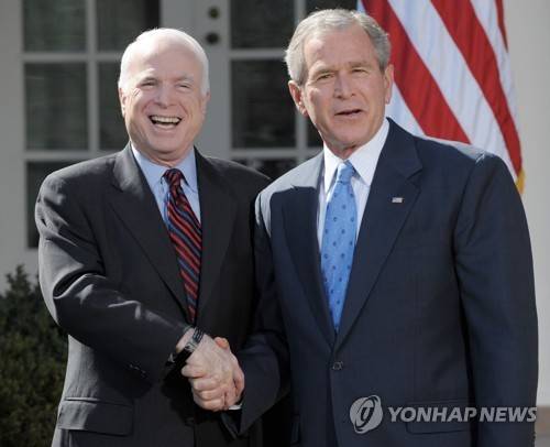 2008년 당시 현직 대통령이었던 조저 W. 부시 전 대통령과 예비 대선 후보였던 메케인 의원이 악수하는 모습 [UPI=연합뉴스 자료사진]