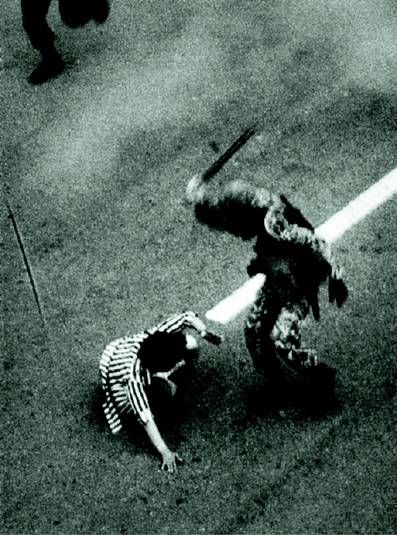 1980년 5월18일 광주시민을 폭행하는 계엄군의 모습. <한겨레> 자료 사진.