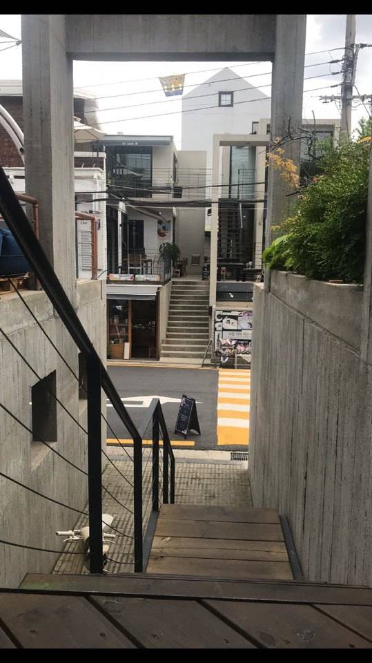 연희동엔 김종석 쿠움파트너스 대표가 디자인한, 오픈 계단이 강조된 건물들이 여럿이다. [사진 쿠움파트너스]