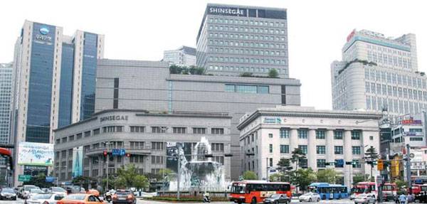 신세계가 2015년 매입한 옛 SC제일은행 본점 건물(오른쪽) 용도를 판매시설로 바꾸는 데 성공했다. 신세계백화점 본점(왼쪽)과 연계해 `신세계타운`을 만들 방침이다. [이승환 기자]