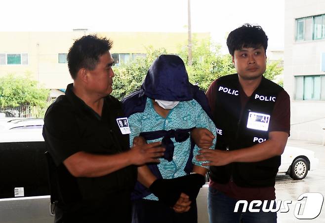 충북 옥천에서 발생한 '네 모녀' 살해 사건의 용의자인 40대 가장 A씨(42)가 27일 옥천경찰서로 이송되고 있다. 빚 독촉에 시달리던 A씨는 세 딸과 아내를 살해한 혐의를 받고 있다.2018.8.28/뉴스1 © News1 김기준 기자