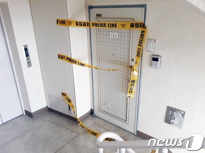 지난 25일 일가족 사망 사건이 일어난 충북 옥천군의 한 아파트 입구.2018.08.27.© News1