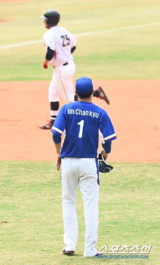 28일 오후 인도네시아 자카르타 겔로라 붕 카르노(GBK) 야구장에서 '2018 자카르타-팔렘방 아시안게임' 야구 예선전 한국과 홍콩의 경기가 열렸다. 4회말 홍콩 홀리데이에게 우중월 솔로홈런을 허용한 한국 임찬규가 아쉬워하고 있다.  자카르타(인도네시아)=김경민 기자 kyungmin@sportschosun.com /2018.08.28/