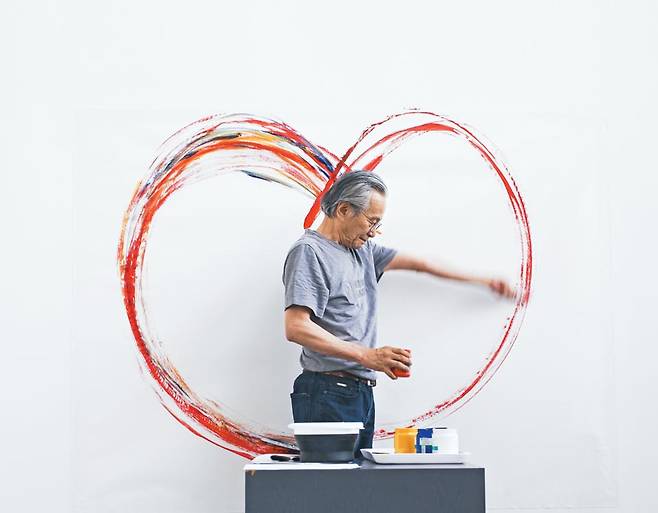 지난달 17일 페이스 갤러리 베이징에서‘신체 드로잉’을 선보이는 이건용. 그는 팔을 휘휘 저어 그림을 그리다가 아내에게 “이만하면 됐냐”고 물었고, 아내가“됐다”고 하자 붓을 놨다. /페이스 갤러리 베이징