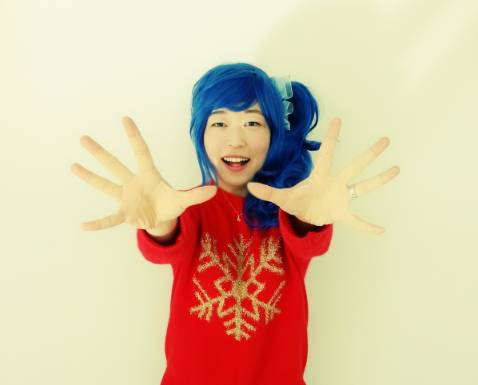 김채하 성우가 팬이 선물한 '아이엠스타' 마린 가발을 쓰고 포즈를 취했다.