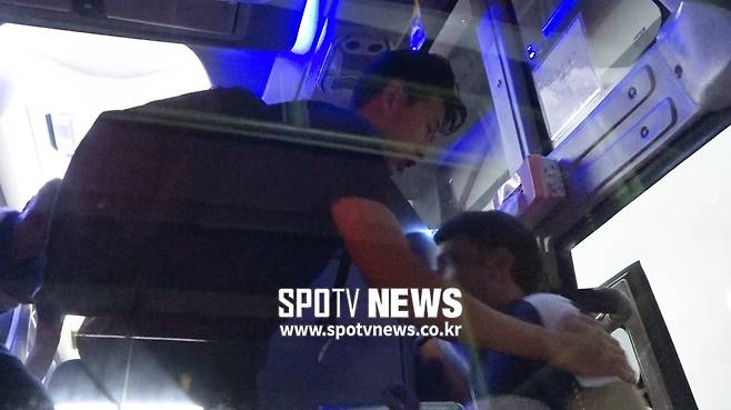 ▲ 우즈벡 버스에 올랐던 손흥민.