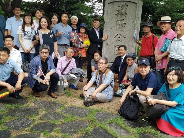 국치길 걷기 행사 도중 일제가 한양공원 조성을 기념해 세운 비석 앞에서 독립유공자 후손과 서울시민 등 참석자들이 기념사진을 찍고 있다.  /박순욱 기자