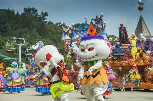 드라큘라, 유령 등 할로윈 캐릭터들이 퍼레이드길을 따라 행진하고 있다.
