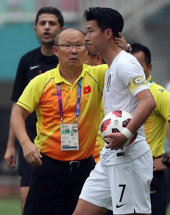 2018 자카르타·팔렘방 아시안게임 축구 한국-베트남의 준결승전이 29일 인도네시아 보고르 파칸사리 스타디움에서열렸다. 박항서 베트남 감독이 드로잉하려는 손흥민을 격려하고 있다. 보고르=김성룡 기자