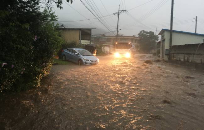 경기북부에 호우경보가 발령된 28일 오후 경기도 남양주시 화도IC 일대 도로가 물에 잠겨 차들이 운행에 불편을 겪고 있다.[사진=연합뉴스]