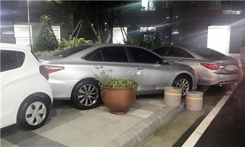 아파트 인도에 방치된 캠리 승용차 (인천=연합뉴스) 윤태현 기자 = 지난 28일 오후 인천시 연수구 모 아파트단지 정문 인도에 50대 여성 주민의 캠리 차량(가운데)이 방치돼 있다. 이 여성은 아파트 단지 주차위반 스티커가 부착된 것에 화가 나 자신의 승용차로 지하주차장 진입로를 막아 물의를 빚었다. tomatoyoon@yna.co.kr (끝)