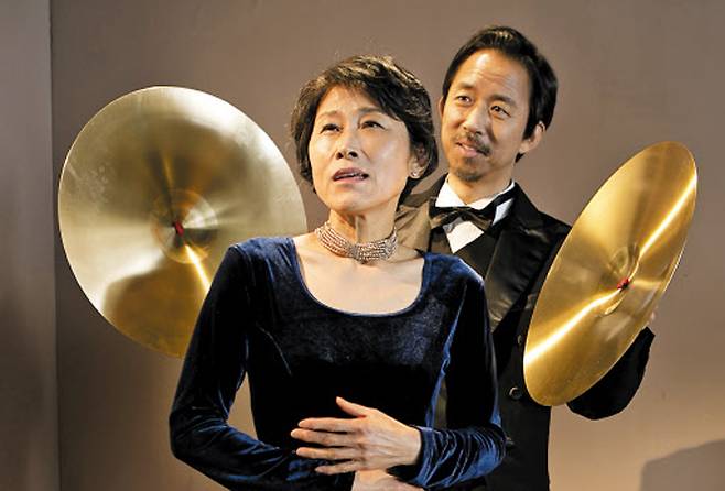 이강백 대표작 중 하나인 연극 ‘챙!’(2014)의 한 장면. 이강백은 “누구에게나 절정의 순간에 ‘챙!’하고 심벌을 울릴 때가 온다”고 했다. /극단 산울림