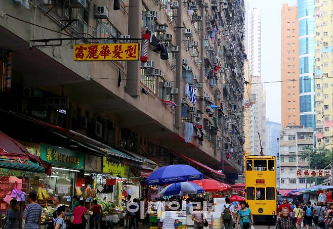 홍콩 노스포인트 춘영시장 사이로 트램이 지나가고 있다. 춘영시장은 홍콩의 전형적인 전통시장으로 그 위로 아파트가 빼곡히 들어서 있다. 우리가 알고 있는 홍콩의 전형적인 이미지다.