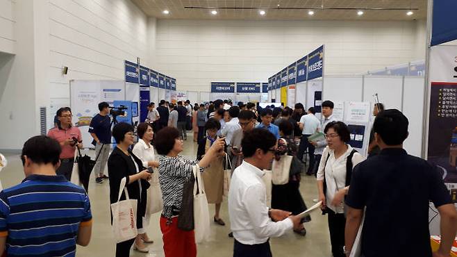 지자체, 보육기관 직원이 몰려 호황을 이룬 설명회 현장