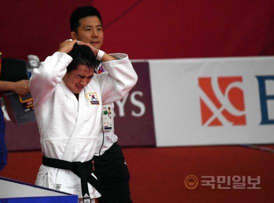 안창림이 패배 후 경기 영상을 시청하다 이해할 수 없는 판정에 두 눈을 감으며 아쉬워하고 있다.
