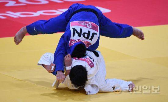 30일 인도네시아 자카르타 2018 자카르타-팔렘방 아시안게임 남자 유도 73kg 결승전에서 안창림이 숙적 오노 쇼헤이에게 업어치기 공격을 시도하고 있다.