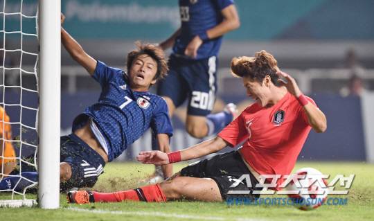 1일 오후 인도네시아 보고르 파칸사리 스타디움에서 '2018 자카르타 팔렘방 아시안게임' 남자 축구 결승전 한국과 일본의 경기가 열렸다. 한국 황의조가 슛을 시도하고 있다.  보고르(인도네시아)=김경민 기자 kyungmin@sportschosun.com /2018.09.01/