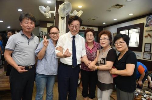 환경미화원, 청원경찰과 기념 촬영을 하는 이재명 지사 [ 경기도 제공 ]