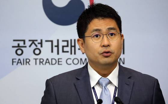 공정거래위워는 서울 압구정동소재 '투명치과' 피해자들이 잔여 신용카드 할부금의 지금을 거절 할 수 있다고 밝혔다. 지난달 31일 홍정석 공정거래위원회 할부거래과장이 관련 브리핑을 하고 있다.[뉴스1]