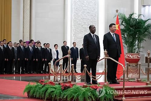 시진핑 '아프리카 우군 끌어들이기' (베이징 EPA=연합뉴스) 미중 무역 및 외교 갈등이 격화되는 가운데 중국이 아프리카를 우군으로 끌어들이는 작업을 가속하고 있다. 시진핑(習近平) 중국 국가 주석이 지난달 아프리카 순방을 한 데 이어 내달 3~4일 에는 베이징(北京)에서 30여개국의 아프리카 정상들이 참석할 것으로 예상되는 중국·아프리카 정상회의가 열려 아프리카를 중국 쪽으로 강하게 끌어당길 것으로 보인다. 사진은 내달 3~4일 '중국·아프리카 협력포럼 정상회의' 참석차 중국을 방문 중인 알라산 와타라(앞 왼쪽) 코트디부아르 대통령이 30일 베이징 인민대회당의 환영식에 시진핑 중 주석과 나란히 선 모습. bulls@yna.co.kr (끝)