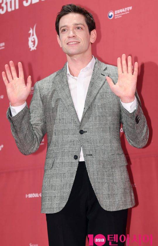 방송인 다니엘 린데만이&nbsp;3일 오후 서울 영등포구 여의도 KBS홀에서 열린 13회 서울드라마어워즈 레드카펫 행사에 참석하고 있다.