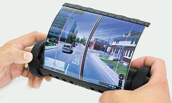 화면을 돌돌 마는 태블릿 PC '매직 스크롤'로 지도 앱을 이용하는 모습. 휘어지는 OLED(유기발광다이오드)를 사용하기 때문에 디스플레이 크기가 7.5인치로 최근 출시된 삼성전자의 갤럭시노트9(6.4인치)보다 크지만 스마트폰보다 작게 말아서 들고 다닐 수 있다. /캐나다 퀸즈대