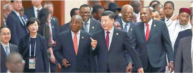 4일 중국-아프리카 협력포럼 정상회의에 참석한 시진핑 중국 국가주석(앞줄 가운데)이 시릴 라마포사  남아프리카공화국 대통령과 나란히 중국 베이징 인민대회당에 들어서고 있다. 둘 사이에 하게 게인고브 나미비아 대통령이 보인다.  아프리카에서는 중국의 대규모 차관 원조를 반기는 가운데, 지나친 영향력 확대를 우려하는 목소리도 나온다. 베이징=AP 뉴시스